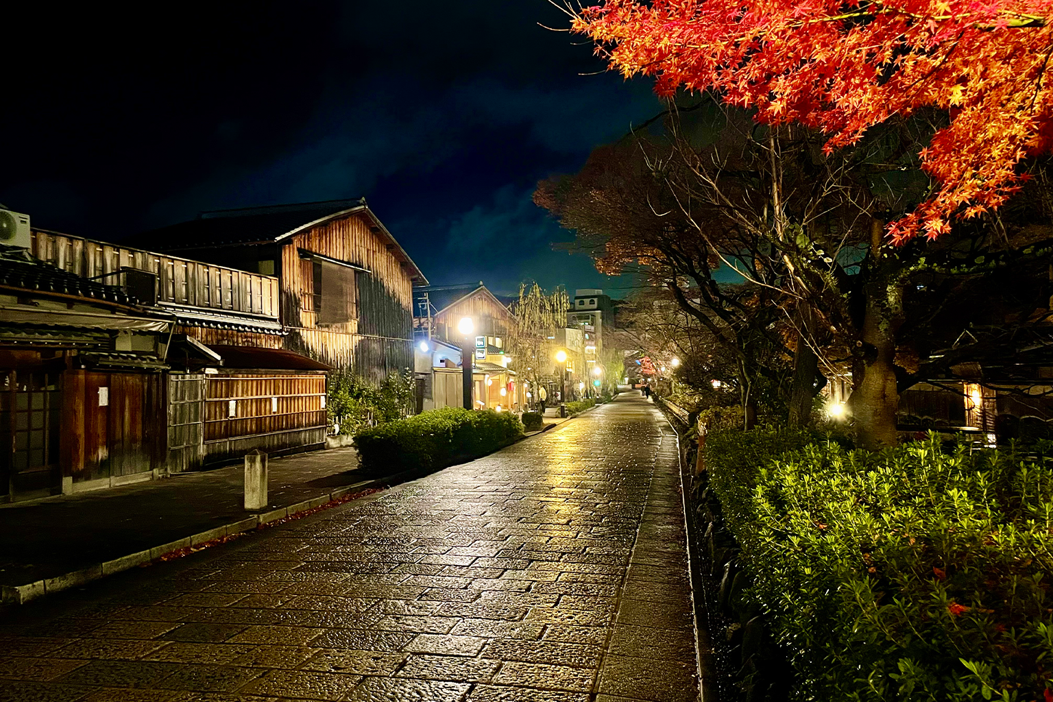 京都の夜の石畳の通り